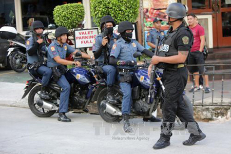 Cảnh sát Philippines tuần tra trên các đường phố ở Quezon.